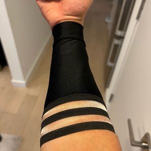 Slick it up black wrist garment